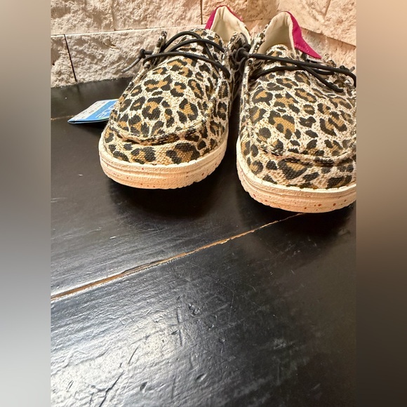 Hey Dude Girl's Wendy Youth Cheetah Hot Pink 130129758 Size Y2 /L3 Slip On Shoes - Picture 4 of 10
